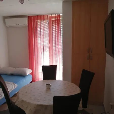 Apartment Mate *